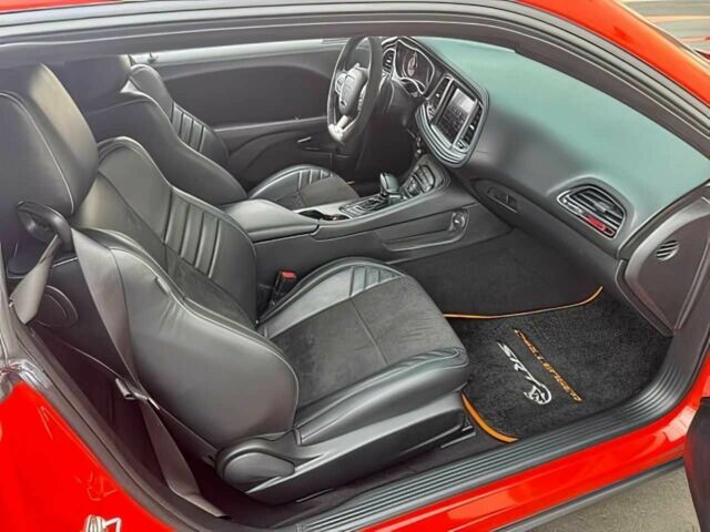 Красный Додж Челенджер, объемом двигателя 6.2 л и пробегом 44 тыс. км за 16800 $, фото 11 на Automoto.ua