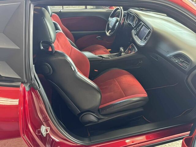 Красный Додж Челенджер, объемом двигателя 6.4 л и пробегом 45 тыс. км за 13000 $, фото 10 на Automoto.ua