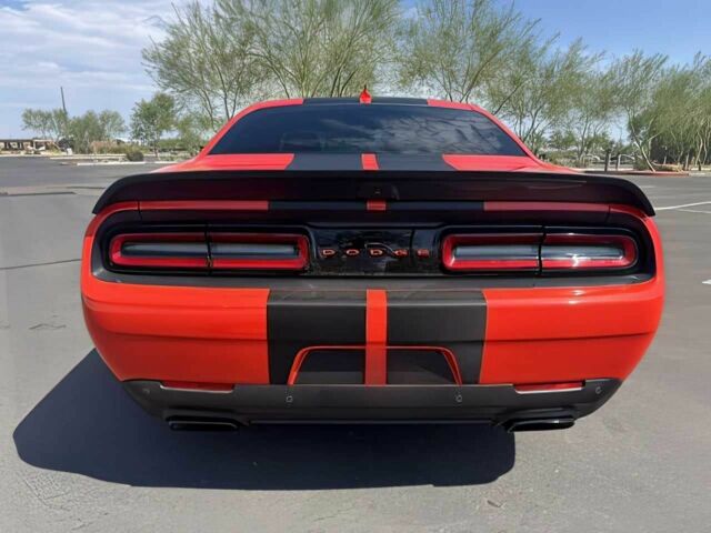 Красный Додж Челенджер, объемом двигателя 6.2 л и пробегом 44 тыс. км за 16800 $, фото 5 на Automoto.ua