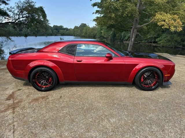 Красный Додж Челенджер, объемом двигателя 6.4 л и пробегом 45 тыс. км за 13000 $, фото 7 на Automoto.ua