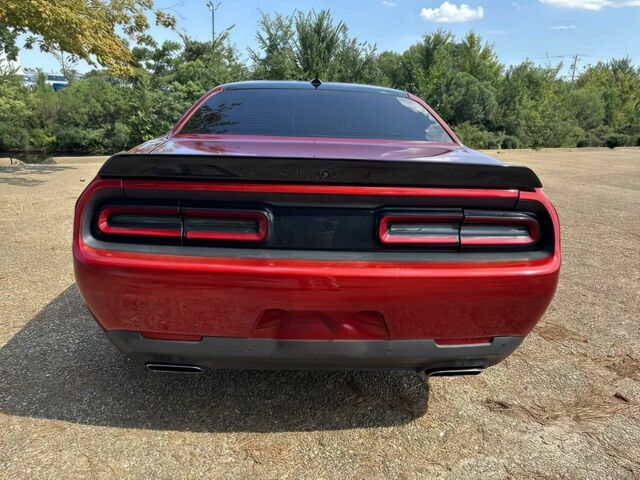 Красный Додж Челенджер, объемом двигателя 6.4 л и пробегом 45 тыс. км за 13000 $, фото 5 на Automoto.ua
