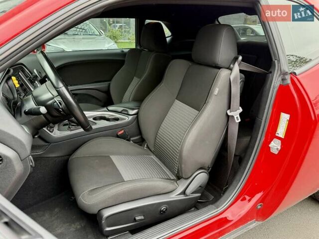 Червоний Додж Challenger, об'ємом двигуна 5.65 л та пробігом 56 тис. км за 28500 $, фото 7 на Automoto.ua