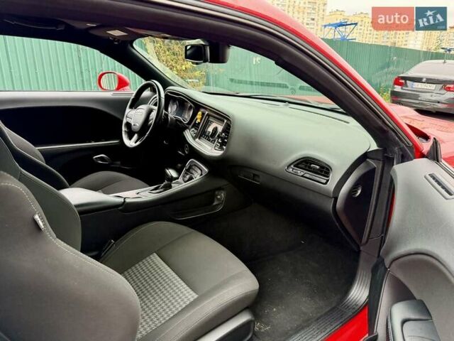 Червоний Додж Challenger, об'ємом двигуна 5.65 л та пробігом 56 тис. км за 28500 $, фото 11 на Automoto.ua