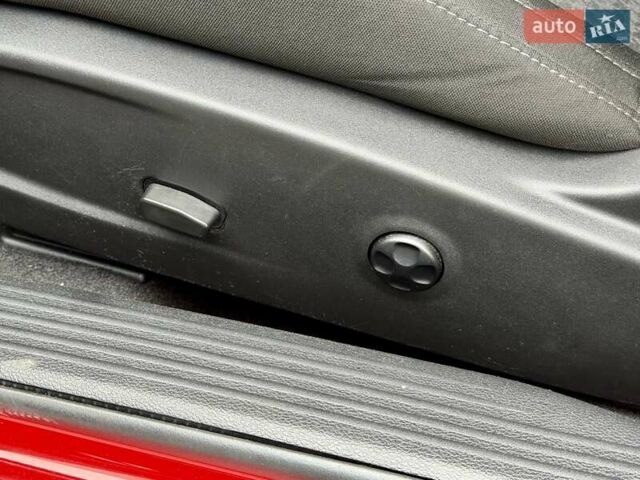 Червоний Додж Challenger, об'ємом двигуна 5.65 л та пробігом 56 тис. км за 28500 $, фото 8 на Automoto.ua