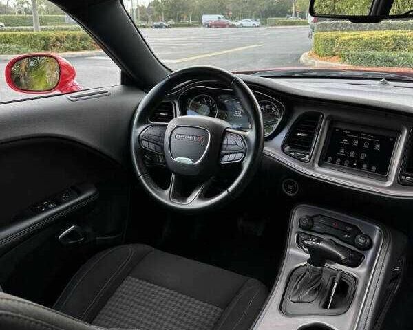 Красный Додж Челенджер, объемом двигателя 3.6 л и пробегом 16 тыс. км за 10500 $, фото 9 на Automoto.ua