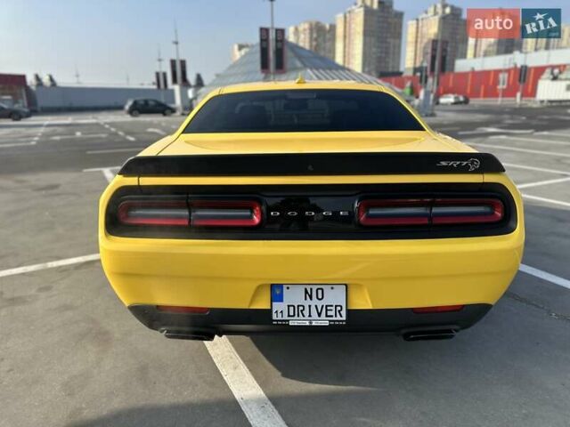 Желтый Додж Челенджер, объемом двигателя 6.17 л и пробегом 33 тыс. км за 45000 $, фото 13 на Automoto.ua