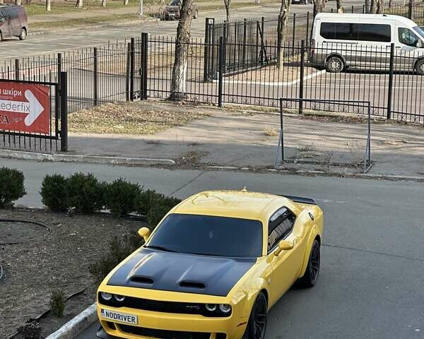 Желтый Додж Челенджер, объемом двигателя 6.17 л и пробегом 33 тыс. км за 45000 $, фото 5 на Automoto.ua