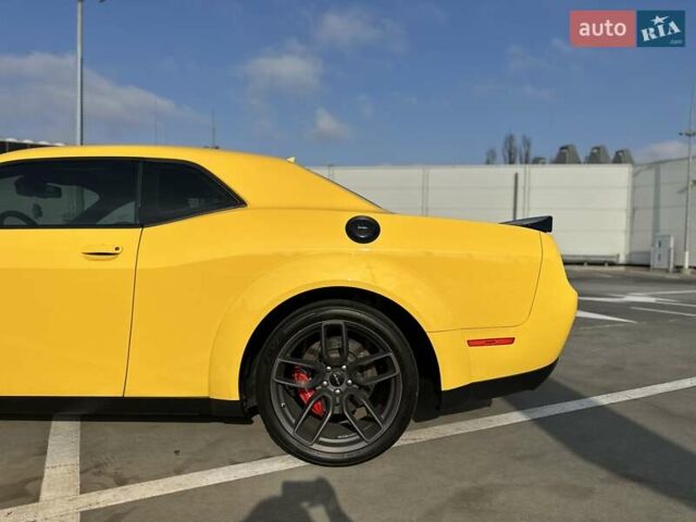 Желтый Додж Челенджер, объемом двигателя 6.17 л и пробегом 33 тыс. км за 45000 $, фото 17 на Automoto.ua