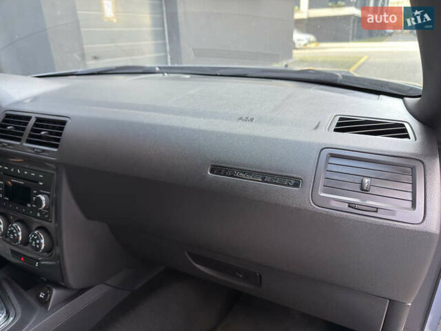 Серый Додж Челенджер, объемом двигателя 3.6 л и пробегом 213 тыс. км за 12999 $, фото 16 на Automoto.ua