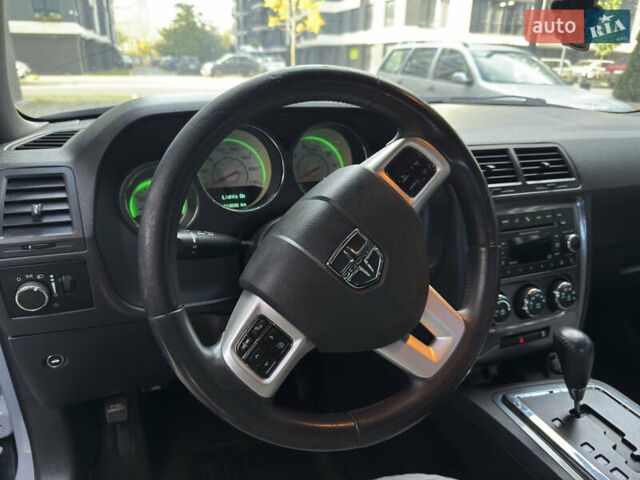 Серый Додж Челенджер, объемом двигателя 3.6 л и пробегом 213 тыс. км за 12999 $, фото 13 на Automoto.ua