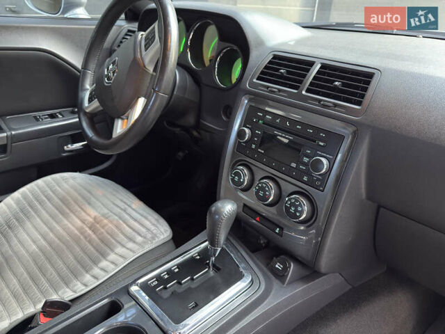 Серый Додж Челенджер, объемом двигателя 3.6 л и пробегом 213 тыс. км за 12999 $, фото 17 на Automoto.ua