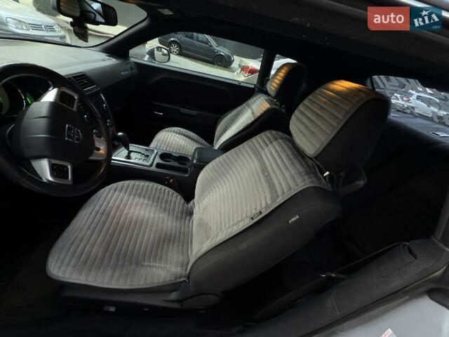 Серый Додж Челенджер, объемом двигателя 3.6 л и пробегом 213 тыс. км за 12999 $, фото 11 на Automoto.ua