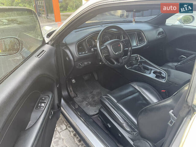 Серый Додж Челенджер, объемом двигателя 3.6 л и пробегом 224 тыс. км за 17800 $, фото 11 на Automoto.ua
