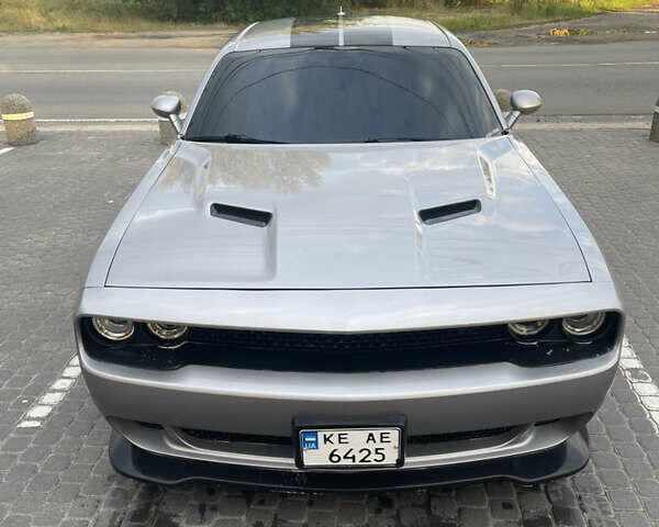 Серый Додж Челенджер, объемом двигателя 3.6 л и пробегом 224 тыс. км за 17800 $, фото 3 на Automoto.ua