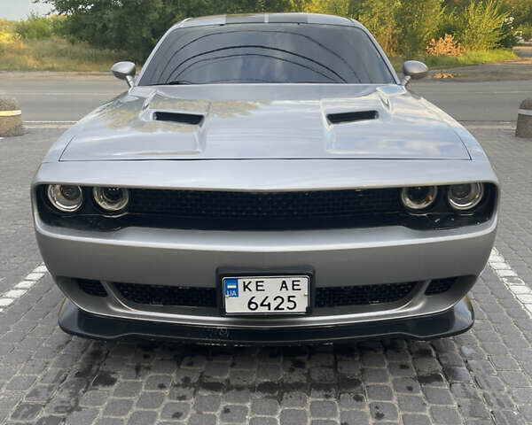 Серый Додж Челенджер, объемом двигателя 3.6 л и пробегом 224 тыс. км за 17800 $, фото 4 на Automoto.ua