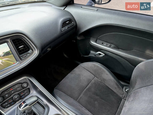 Серый Додж Челенджер, объемом двигателя 6.41 л и пробегом 108 тыс. км за 26500 $, фото 23 на Automoto.ua