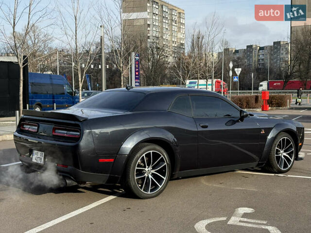 Серый Додж Челенджер, объемом двигателя 6.41 л и пробегом 108 тыс. км за 26500 $, фото 7 на Automoto.ua