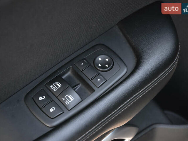 Серый Додж Челенджер, объемом двигателя 3.6 л и пробегом 273 тыс. км за 17500 $, фото 13 на Automoto.ua