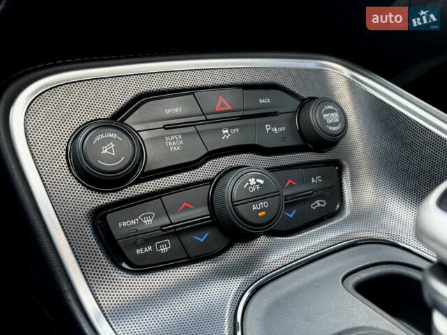 Серый Додж Челенджер, объемом двигателя 6.41 л и пробегом 108 тыс. км за 26500 $, фото 20 на Automoto.ua