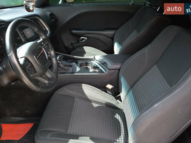 Серый Додж Челенджер, объемом двигателя 3.6 л и пробегом 273 тыс. км за 17500 $, фото 16 на Automoto.ua