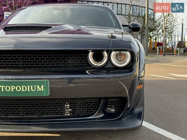 Серый Додж Челенджер, объемом двигателя 6.41 л и пробегом 108 тыс. км за 26500 $, фото 3 на Automoto.ua