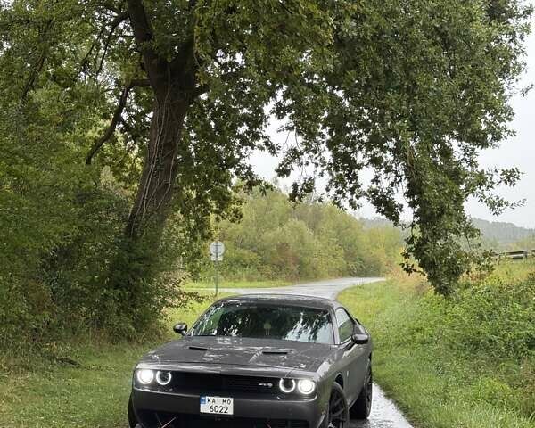 Серый Додж Челенджер, объемом двигателя 3.6 л и пробегом 170 тыс. км за 18300 $, фото 5 на Automoto.ua