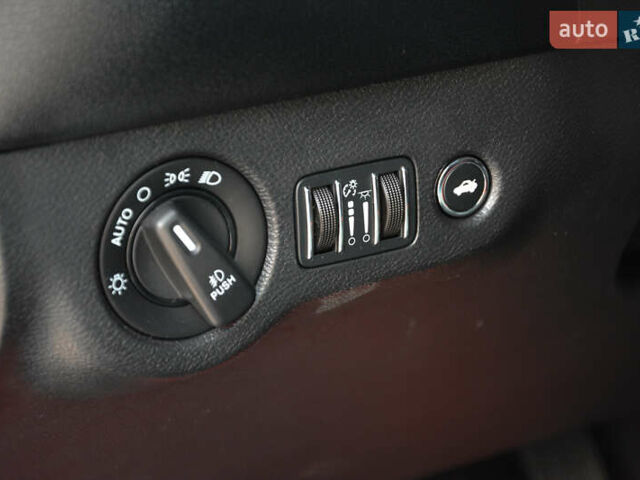 Серый Додж Челенджер, объемом двигателя 3.6 л и пробегом 273 тыс. км за 17500 $, фото 14 на Automoto.ua