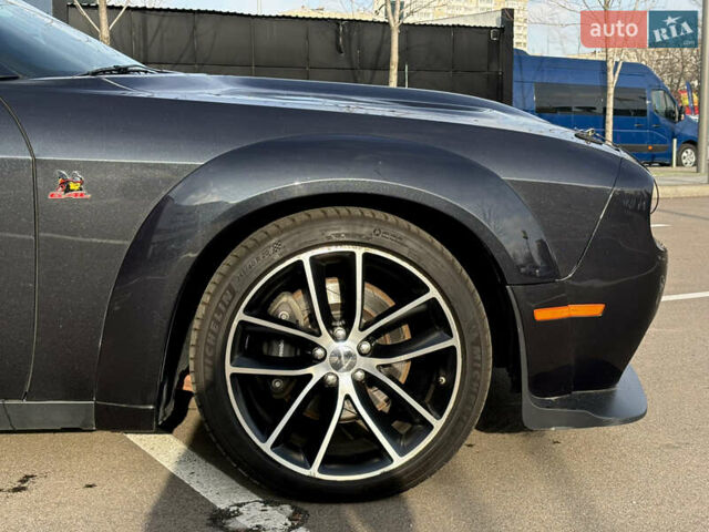 Серый Додж Челенджер, объемом двигателя 6.41 л и пробегом 108 тыс. км за 26500 $, фото 5 на Automoto.ua