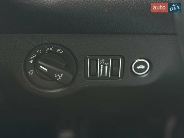 Сірий Додж Challenger, об'ємом двигуна 5.65 л та пробігом 69 тис. км за 25999 $, фото 25 на Automoto.ua