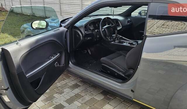 Серый Додж Челенджер, объемом двигателя 3.6 л и пробегом 135 тыс. км за 22000 $, фото 8 на Automoto.ua