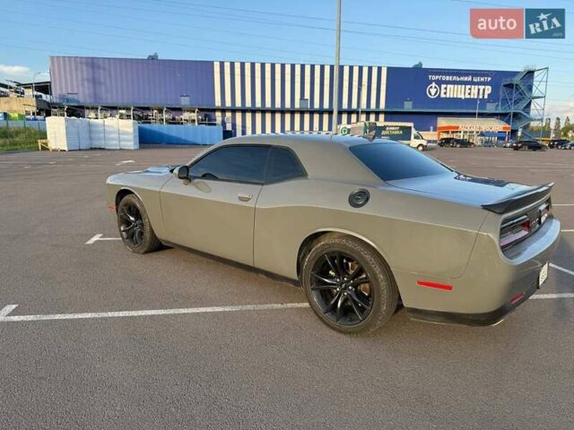Серый Додж Челенджер, объемом двигателя 3.6 л и пробегом 139 тыс. км за 21300 $, фото 11 на Automoto.ua