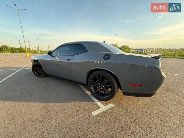 Серый Додж Челенджер, объемом двигателя 3.6 л и пробегом 139 тыс. км за 21300 $, фото 2 на Automoto.ua