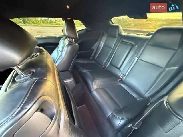 Серый Додж Челенджер, объемом двигателя 3.6 л и пробегом 139 тыс. км за 21300 $, фото 5 на Automoto.ua