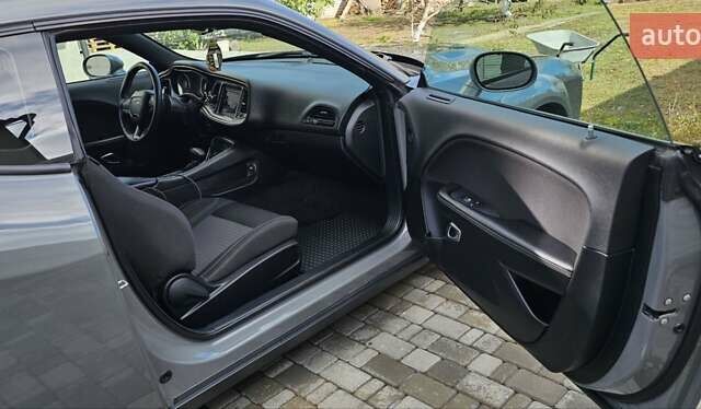 Серый Додж Челенджер, объемом двигателя 3.6 л и пробегом 135 тыс. км за 22000 $, фото 9 на Automoto.ua