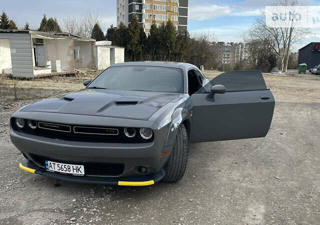 Серый Додж Челенджер, объемом двигателя 6.4 л и пробегом 31 тыс. км за 33500 $, фото 4 на Automoto.ua