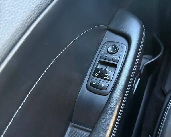 Серый Додж Челенджер, объемом двигателя 3.6 л и пробегом 139 тыс. км за 21300 $, фото 16 на Automoto.ua