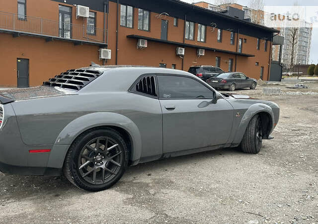 Серый Додж Челенджер, объемом двигателя 6.4 л и пробегом 31 тыс. км за 33500 $, фото 3 на Automoto.ua