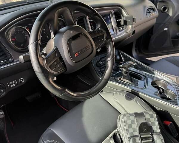 Серый Додж Челенджер, объемом двигателя 3.6 л и пробегом 180 тыс. км за 28500 $, фото 15 на Automoto.ua