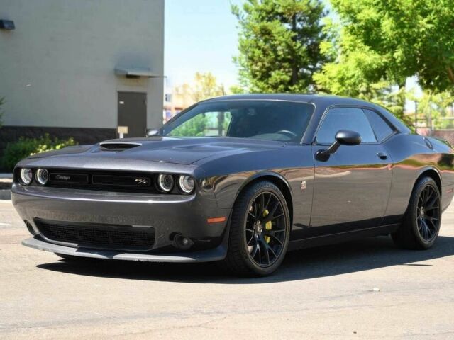 Серый Додж Челенджер, объемом двигателя 6.4 л и пробегом 31 тыс. км за 8200 $, фото 2 на Automoto.ua