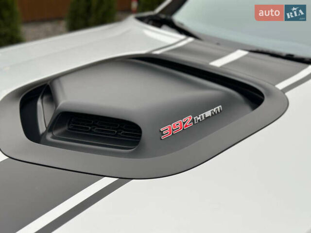 Серый Додж Челенджер, объемом двигателя 6.42 л и пробегом 57 тыс. км за 31000 $, фото 4 на Automoto.ua