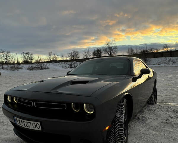 Серый Додж Челенджер, объемом двигателя 3.6 л и пробегом 119 тыс. км за 22000 $, фото 2 на Automoto.ua