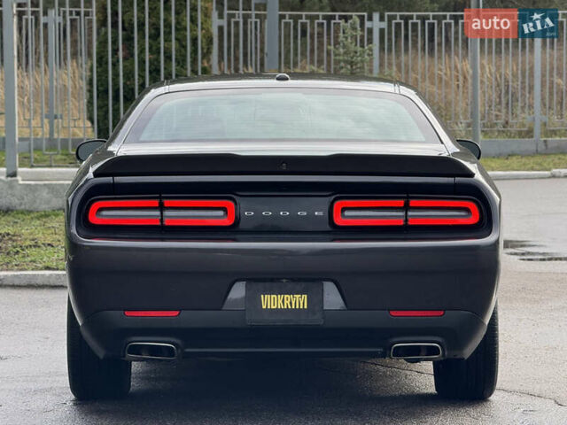 Серый Додж Челенджер, объемом двигателя 3.6 л и пробегом 137 тыс. км за 18500 $, фото 21 на Automoto.ua