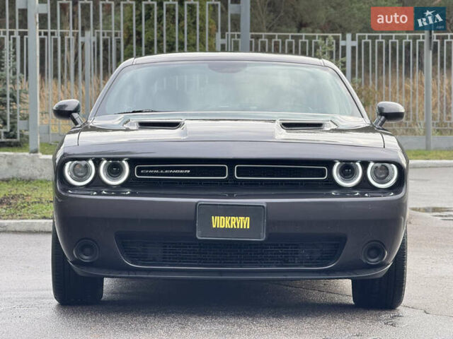 Серый Додж Челенджер, объемом двигателя 3.6 л и пробегом 137 тыс. км за 18500 $, фото 5 на Automoto.ua