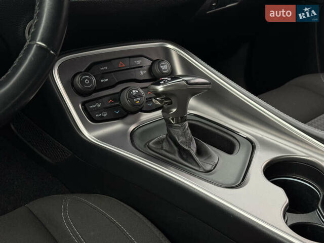 Серый Додж Челенджер, объемом двигателя 3.6 л и пробегом 137 тыс. км за 18500 $, фото 35 на Automoto.ua