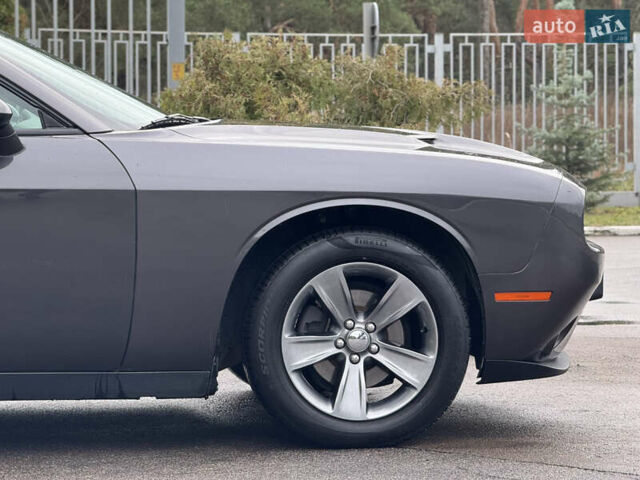 Серый Додж Челенджер, объемом двигателя 3.6 л и пробегом 137 тыс. км за 18500 $, фото 13 на Automoto.ua