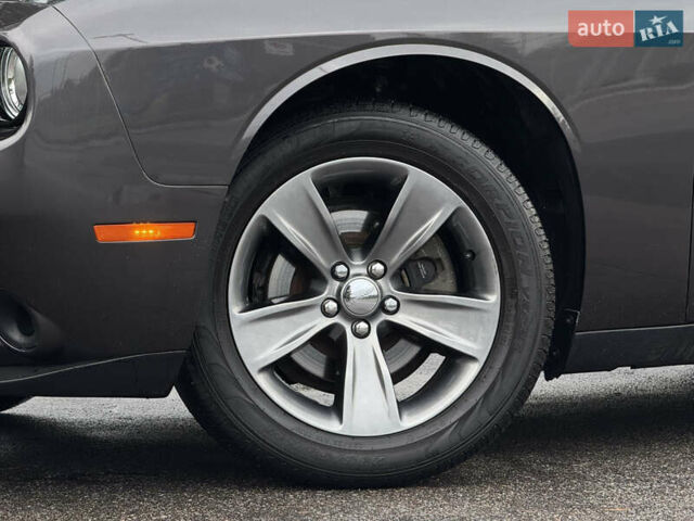 Серый Додж Челенджер, объемом двигателя 3.6 л и пробегом 137 тыс. км за 18500 $, фото 4 на Automoto.ua