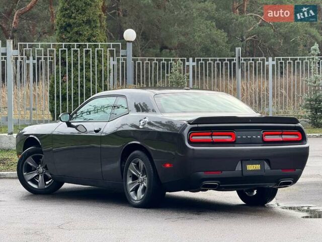 Серый Додж Челенджер, объемом двигателя 3.6 л и пробегом 137 тыс. км за 18500 $, фото 20 на Automoto.ua