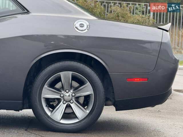 Серый Додж Челенджер, объемом двигателя 3.6 л и пробегом 137 тыс. км за 18500 $, фото 17 на Automoto.ua