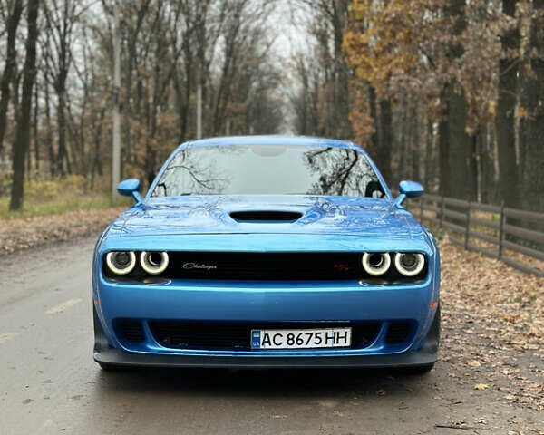 Синий Додж Челенджер, объемом двигателя 6.17 л и пробегом 82 тыс. км за 39999 $, фото 1 на Automoto.ua