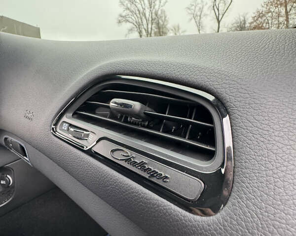 Синій Додж Challenger, об'ємом двигуна 5.65 л та пробігом 22 тис. км за 29999 $, фото 25 на Automoto.ua